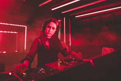 Helena Hauff: el rodillo techno
Cada vez que pensamos en un rodillo techno, imaginamos a un tipo escuálido y sudoroso tras los mandos. Que una veinteañera se cuele entre los popes del género con apenas un par de discos todavía resulta, lamentablemente, una hazaña reseñable. Como esta alemana declaraba a The Guardian recientemente: “Cada mujer que se hace visible tras los platos contribuye a cambiar mentalidades”. En un mundo donde el beat importa más que la cara, la suya tampoco necesita mayor visibilidad que Qualm, un álbum oscuro, hipnótico y espartano aclamado entre lo mejor de 2018 donde copulan acid, EBM y minimalismo coldwave.
Helena Hauff pasa de ordenadores para extraer las máximas virtudes analógicas de cajas de ritmos y sintetizadores Roland ochenteros. Joyas vintage de las que destila un sonido elegante y sucio a la vez que mira al futuro. Lo-fi pensado para escucharse en amplis gigantes antes de que empiece a clarear la mañana. Quien tenga poco, la noche anterior a las 4h. en el escenario Ray-Ban tiene también a Nina Kraviz, la reina rusa del taladro.
Viernes 31 de mayo – Escenario Desperados Cube – 4h.