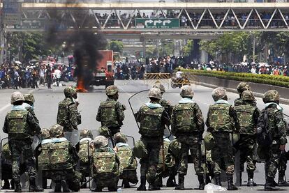 Durante los enfrentamientos registrados, los rojos prendieron fuego a un autobús policial en la calle en la que se encuentran las embajadas de Japón y Estados Unidos, que fueron cerradas en previsión de los disturbios