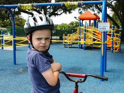 Un niño está enfadado porque han cerrado los parques infantiles durante la pandemia.