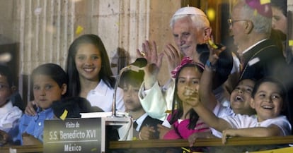 El Papa saluda a miles de niños en Guanajuato.