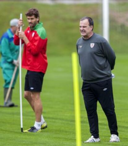 Bielsa y Llorente, durante el entrenamiento de ayer