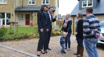 David Cameron y su esposa, de campaña en Lancaster este miércoles.