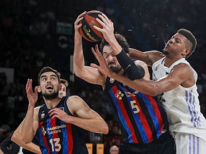 Sanli atrapa el rebote ante TavaresM durante la final de la Supercopa Endesa entre el Real Madrid y el FC Barcelona, disputada este domingo.