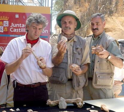 Jos&eacute; Mar&iacute;a Bermudez de Castro (derecha), con los otros codirectores de Atapuerca, Eudald Carbonell (centro) y Juan Luis Arsuaga.