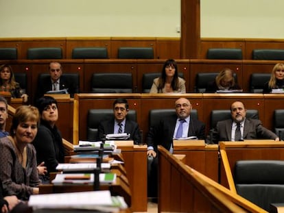 Parlamentarios del PSE (al fondo) y EH Bildu, durante la sesión en el Legislativo.
