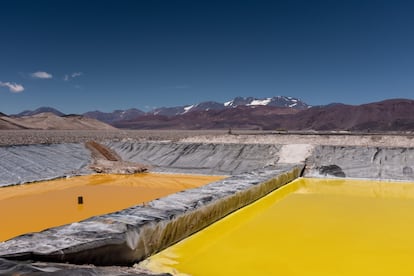 Piletones de secación en un proyecto de minería de litio en Catamarca (Argentina), en 2021.