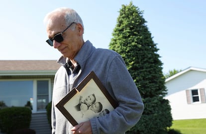 John Prevost, hermano del nuevo Papa León XIV, sostiene un retrato de los tres hermanos, una fotografía de 1958, mientras responde a los medios en su casa de Chicago, este jueves 8 de mayo.