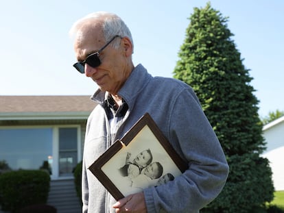 John Prevost, hermano del nuevo Papa León XIV, sostiene un retrato de los tres hermanos, una fotografía de 1958, mientras responde a los medios en su casa de Chicago, este jueves 8 de mayo.