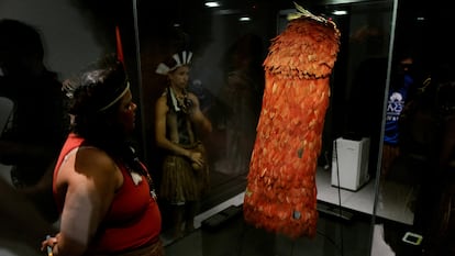 Indígenas posan junto a la capa tupinambá, en el Museo Nacional de Brasil, en Río de Janeiro, el miércoles pasado.