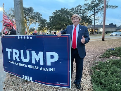 David Sandifer, simpatizante y 'doble' de Donald Trump, este jueves a las puertas de un mitin de Nikki Haley en Myrtle Beach (Carolina del Sur).