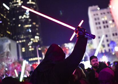 Seguidores de la saga galáctica de Star Wars se han reunido en Pershing Square, en la ciudad de Los Ángeles, para celebrar el estreno de 'El despertar de la Fuerza'.