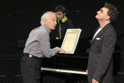 Albert Boadella en un ensayo de <i>Amadeu,</i> con Toni Comás (en primer plano) y Raúl Fernández.