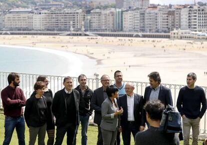 Representantes de EH Bildu y EH Bai, este sábado en el Palacio de Miramar donostiarra.