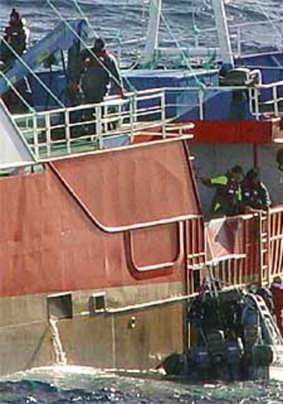 Imagen del abordaje del buque pirata con tripulación gallega en aguas del Atlántico Sur.