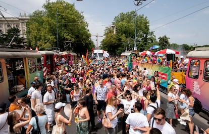 Cuando Viena acogió el EuroPride por primera vez, en 2001, su Desfile del Arcoíris solo llevaba marchando cinco años. Aquello significó un espaldarazo: ahora atrae cada año a más de 200.000 visitantes. Y monta, desde 2010, su Pride Village (Pueblo del Orgullo), durante varios días, en la Rathausplatz (plaza del Ayuntamiento). Este año la capital austriaca ha acogido su segundo <a href="https://europride2019.at/" target="_blank">EuroPride</a> (entre el 1 y el 16 de junio). Además del 50º aniversario de los disturbios de Stonewall, conmemoró los 40 años de HOSI (acrónimo en alemán de Iniciativa Homosexual) Viena, y se preparó para la visita de más de un millón de personas. Color, fiesta, reflexión y diversidad bajo un lema: “Juntos y orgullosos”.