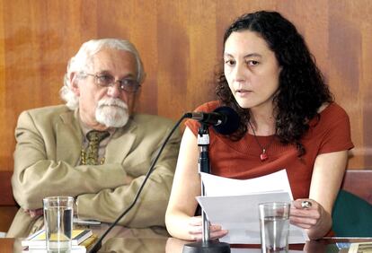 La poeta Guadalupe Grande junto al  poeta cubano Pablo Armando Fernandez en Colombia en 2007.