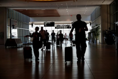 Pasajeros se preparan para abordar sus vuelos después de que las aerolíneas suspendieron vuelos debido a una interrupción tecnológica mundial en Tampa, Florida.
