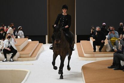 Carlota Casiraghi, montando a caballo durante el desfile de Chanel del 25 de enero. 