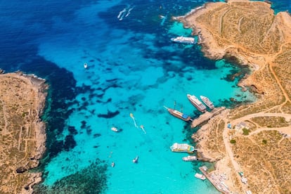 Situada entre Malta y Gozo, la isla de <a href="https://www.viajarmalta.com/" target=""> Comino </a>atrae a nadadores y aficionados al buceo. Es pequeñita —solo 3,5 kilómetros cuadrados—, está libre de coches y casi deshabitada, salvo por un único hotel. Su gran atractivo es una bahía resguardada, la Blue Lagoon, con deslumbrantes aguas de color zafiro; quizá el viajero la haya visto en postales antes de visitarla. No es raro que en pleno verano la laguna atraiga centenares de yates y barcos de buceo; pero hay muchos más rincones para un chapuzón, más recónditos —si no importa andar—, como las apacibles bahías de Santa Marija y San Niklaw. Y si se visita fuera de julio y agosto, es posible que las aguas de la famosa Blue Lagoon estén relativamente vacías. La ruta es de unos siete kilómetros desde la terminal de ferris Blue Lagoon.