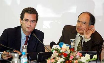 Pablo Isla (izquierda), junto al ministro de Finanzas de Marruecos, Fatalá Ualalu, ayer en Rabat.
