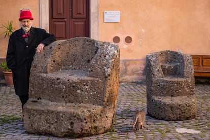 Costantino Morosin con sus "tronos" en la plaza de Calcata vecchia.