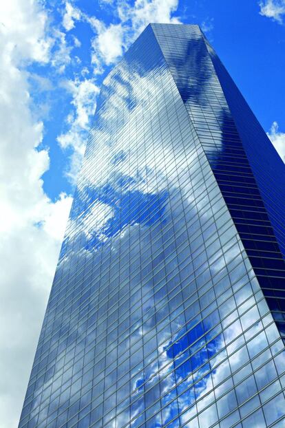 Otro ejemplo español es la Torre de Cristal, que mide 249 metros y que fue construida entre 2004 y 2008 en Madrid por el arquitecto César Pelli & Associates. Los primeros rascacielos madrileños fueron erigidos en el centro histórico, en el entorno de la Gran Vía, en 1910. El edificio más alto de la capital (y de España) es es la Torre Caja Madrid, con 250 metros.