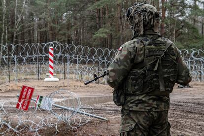Un soldado polaco vigila la frontera con Bielorrusia.
