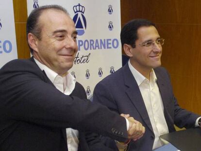 El alcalde de Santa Cruz de Tenerife, Miguel Zerolo (i), y el candidato del PP Angel Llanos en 2007. 