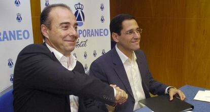 El alcalde de Santa Cruz de Tenerife, Miguel Zerolo (i), y el candidato del PP Angel Llanos en 2007.