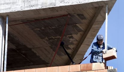 Un obrero trabaja en la construcción de una vivienda. EFE/Archivo