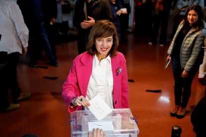 La candidata de Sumar a la presidencia de la Xunta, Marta Lois, vota en el IES Antón Fraguas, en Santiago.