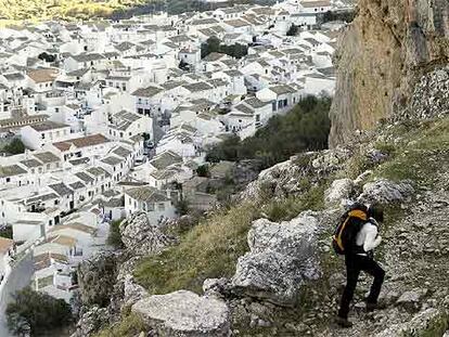 El pueblo blanco de Zuheros (Córdoba) desde la senda que lleva hasta el cañón del río Bailón.