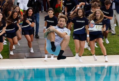 Ruud se lanza a la piscina del Reial Club Tennis de Barcelona tras conquistar este domingo el Godó.