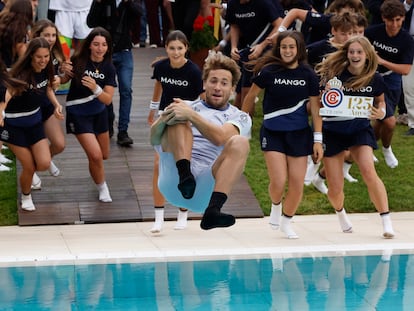 Ruud se lanza a la piscina del Reial Club Tennis de Barcelona tras conquistar este domingo el Godó.