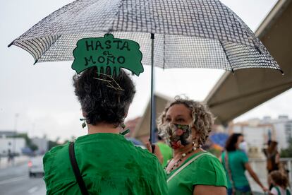 Una profesora, de espaldas en la manifestación de este viernes.