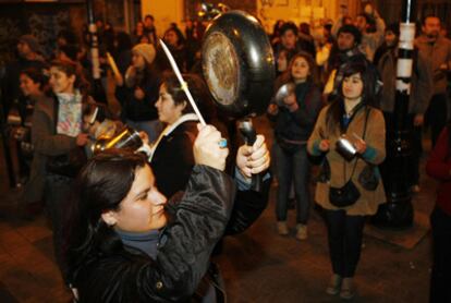 Los chilenos suenan las cacerolas anoche tras la multitudinaria marcha estudiantil