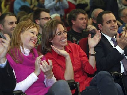 Carme Chac&oacute;n entre Leire Paj&iacute;n y Jorge Alarte en la presentaci&oacute;n de su candidatura a la secretaria general del PSOE en Alicante.