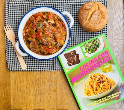 El libro Cocina con microondas y su receta de caponata