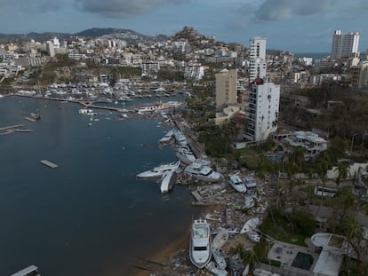 La Marina en el puerto de Acapulco tras el paso del huracán Otis.