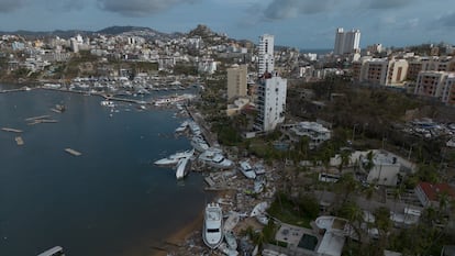 Vista de la marina del puerto de Acapulco, una de las zonas mas afectadas por el paso del huracán 'Otis'. El saldo oficial de víctimas que dejó el huracán llegó a 50 muertos y 30 desaparecidos.