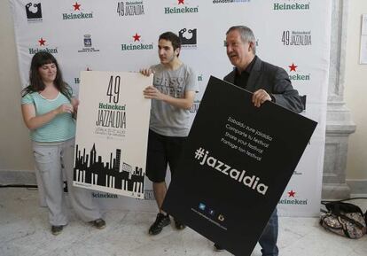 El director del Jazzaldia, Miguel Martín (derecha), junto a los diseñadores del cartel de la 49 edición de la cita, Carolina Ruiz y Asier Nazabal.