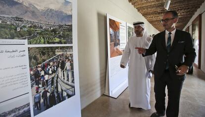 El director del Premio Aga Khan de Arquitectura, Farrokh Derakhshani (derecha), comenta los proyectos galardonados durante la presentación realizada en el Fuerte de Al Jahili, en Al Ain (EAU).