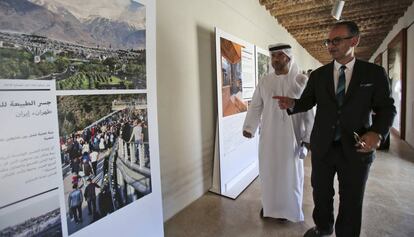 El director del Premio Aga Khan de Arquitectura, Farrokh Derakhshani (derecha), comenta los proyectos galardonados durante la presentaci&oacute;n realizada en el Fuerte de Al Jahili, en Al Ain (EAU).