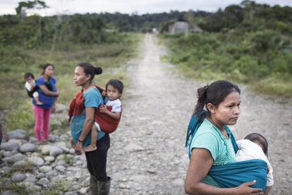 En el Encuentro Latinoamericano Mujer y Minería que se celebró en Bogotá, en octubre del 2011, se señaló que con el extractivismo en las comunidades “aparecen situaciones críticas que afectan directamente a las mujeres, tales como la servidumbre, trata de personas, migración de mujeres para prestar servicios sexuales (…) y la estigmatización de las mujeres que ejercen la prostitución