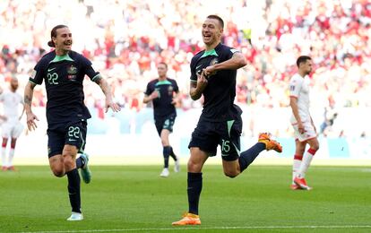 Mitchell Duke celebra el primer gol de su selección ante Túnez.  