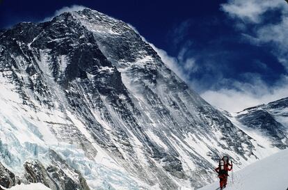 Paso del Valle del Silencio, a unos 6400 metros. Al fondo la colosal pared sudoeste del Everest.