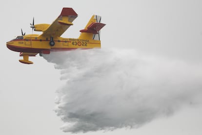 Un avión apagafuegos en el festival aéreo ‘Aire 2025’, en San Javier, Región de Murcia (España).