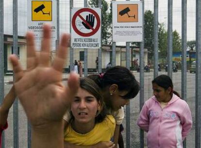 Niños en el campamento gitano de Il Salone, a las afueras de Roma.