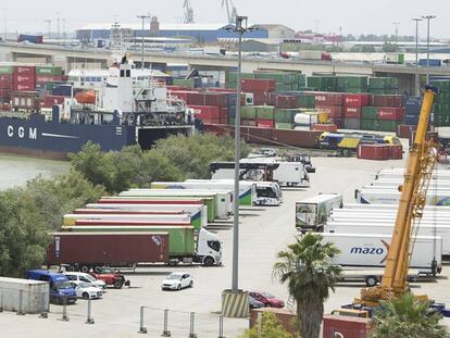 Un barco con contenedores en la terminal del puerto de Sevilla.