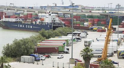 Un barco con contenedores en la terminal del puerto de Sevilla.